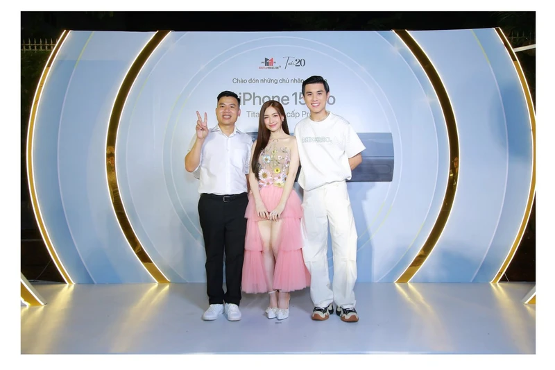 Ca sĩ Hòa Minzy sánh bước cùng iPhone 15 Pro Max 256GB-1