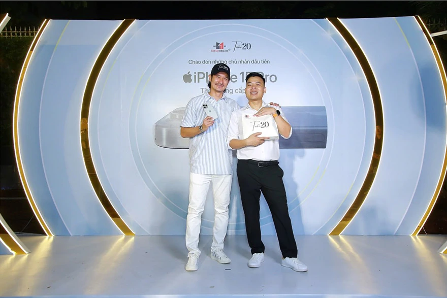 Soi ảnh iPhone 15 trên tay nghệ sĩ Việt