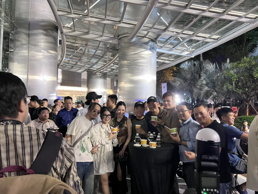 nghệ sĩ hội tụ tại ngày mở bán