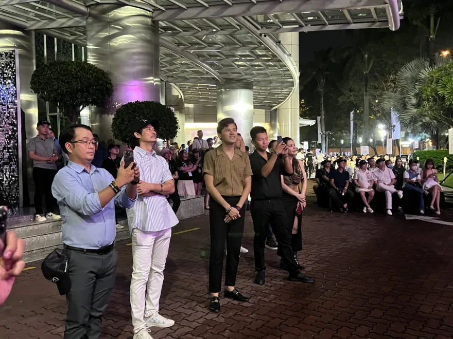 nghệ sĩ hội tụ ngày mở bán iPhone 15 Series Minh Tuấn Mobile