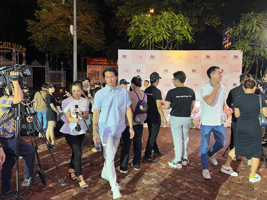 ​  Mở bán iPhone 15