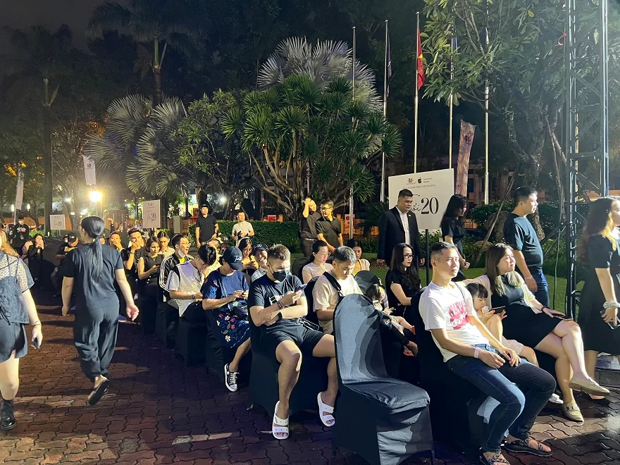 Mở bán iPhone 15