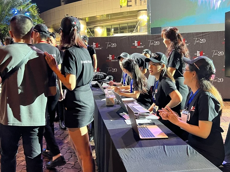 Minh Tuấn Mobile sôi động trước giờ mở bán