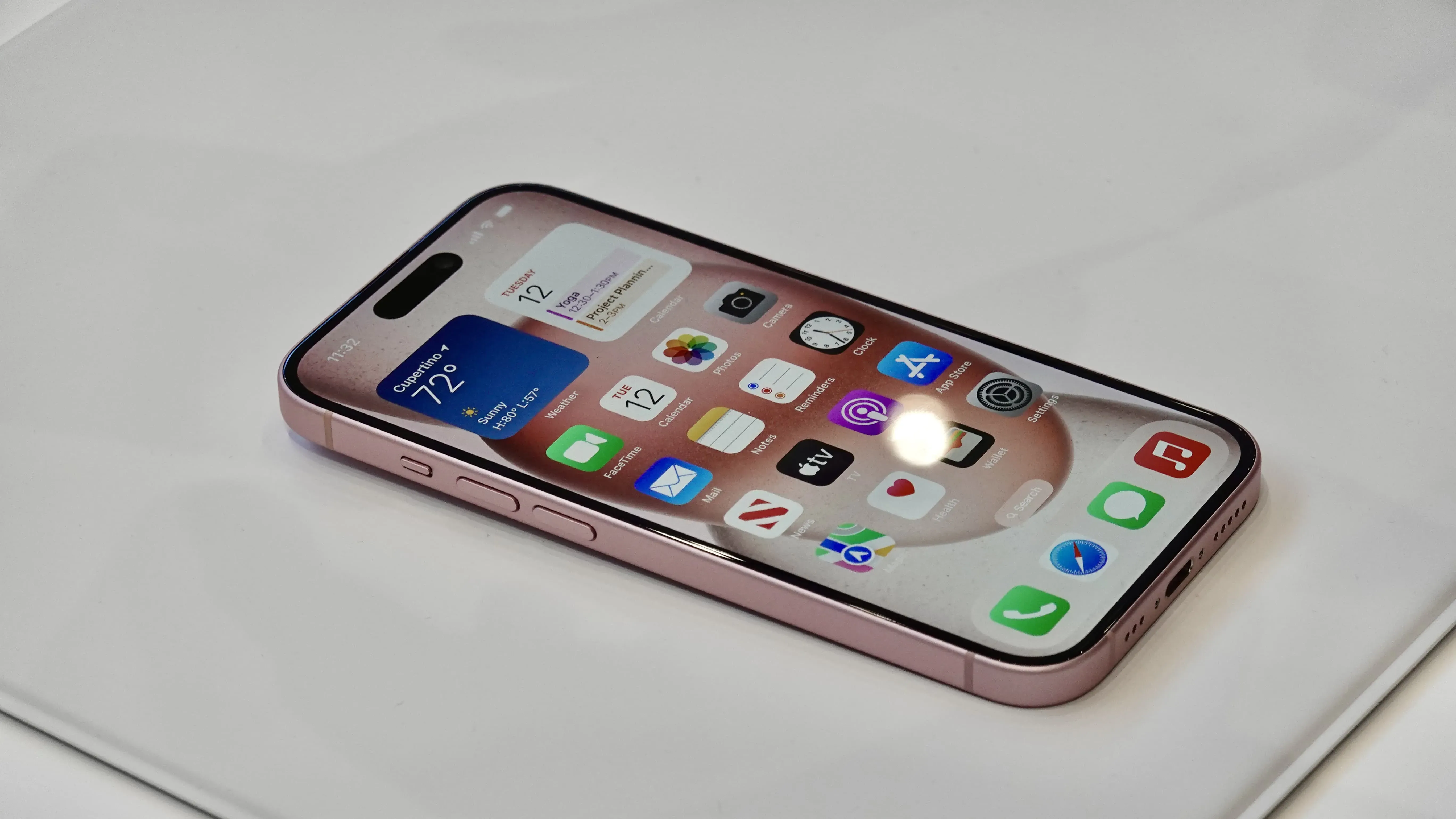 Trên tay iPhone 15 Plus