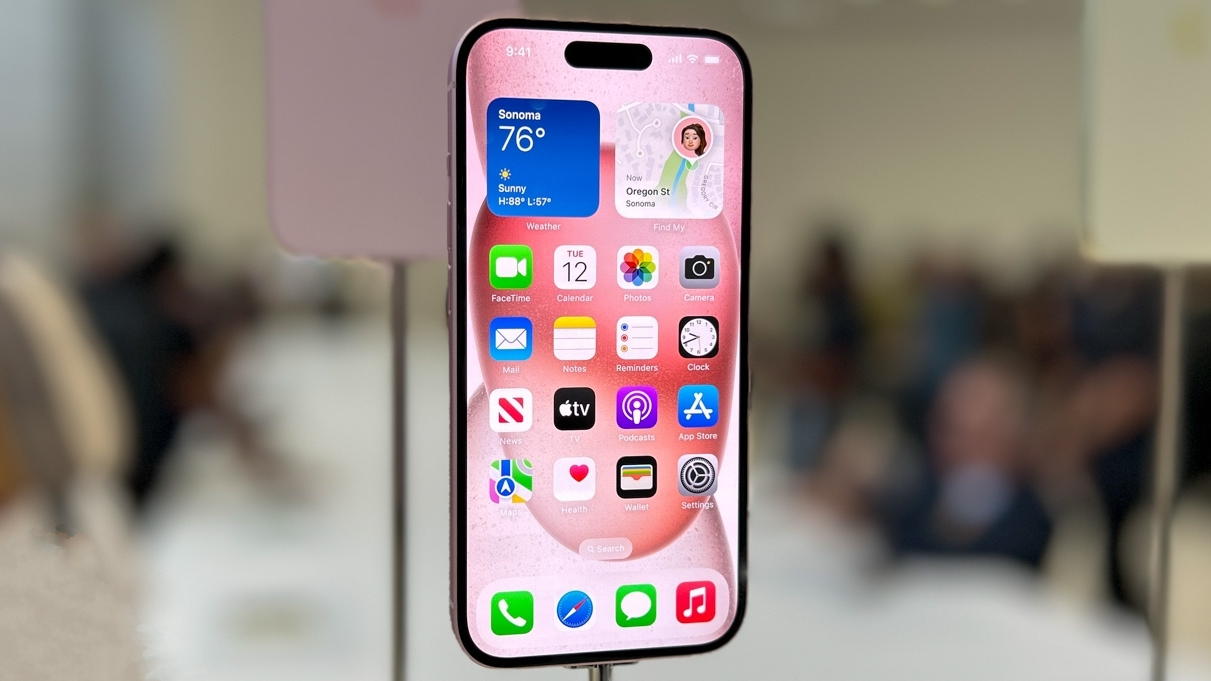 Trên tay iPhone 15 Plus