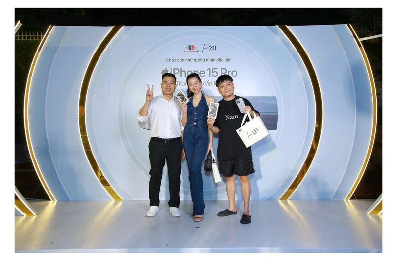 Trịnh Tú Trung sánh vai cùng iPhone 15 Pro Max 256GB-1