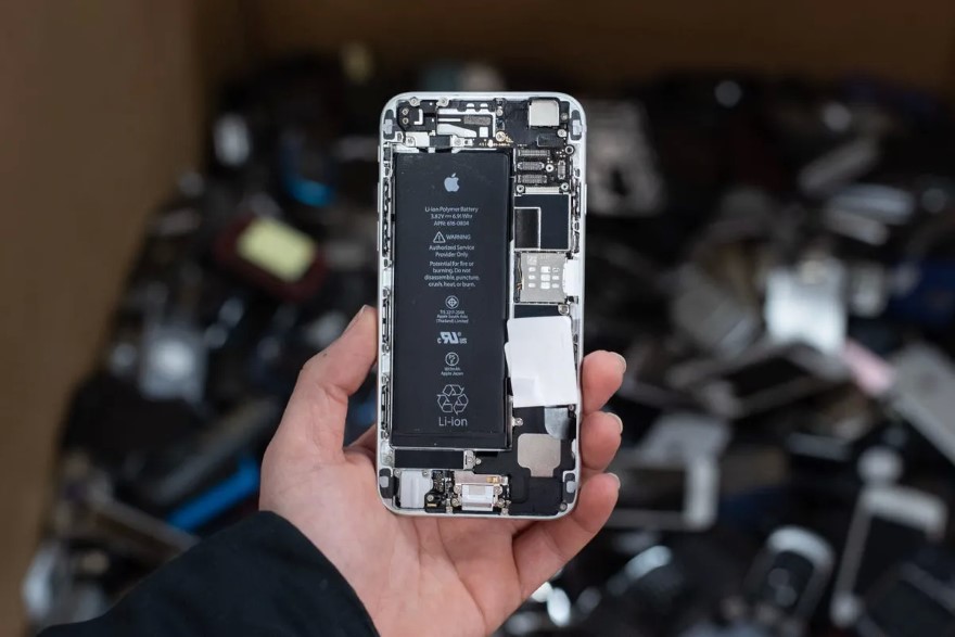 Điều gì xảy ra nếu sạc điện thoại qua đêm