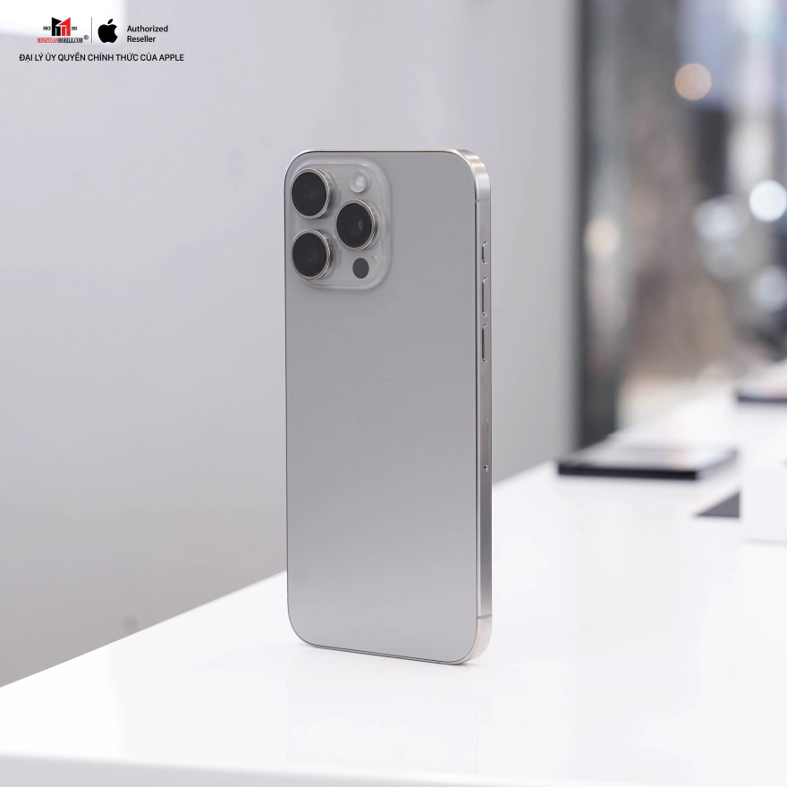 iPhone 15 Pro màu Tự nhiên Titan phù hợp với những người sinh năm nào