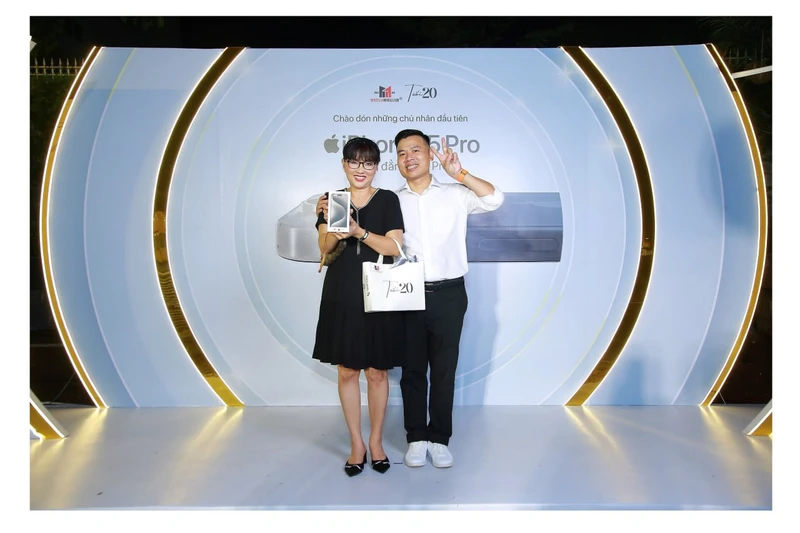 iPhone 15 Pro Max 512GB sánh đôi cùng NS Phương Dung-1