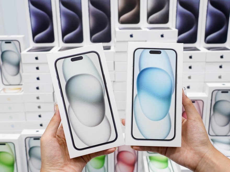 Mua iPhone 15 màu Xanh hoặc Đen tặng cốc sạc Mophie 30W