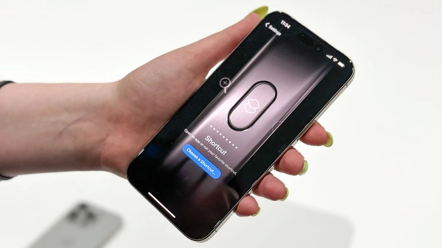 nút hành động sẽ không tự kích hoạt khi iphone ở trong túi quần