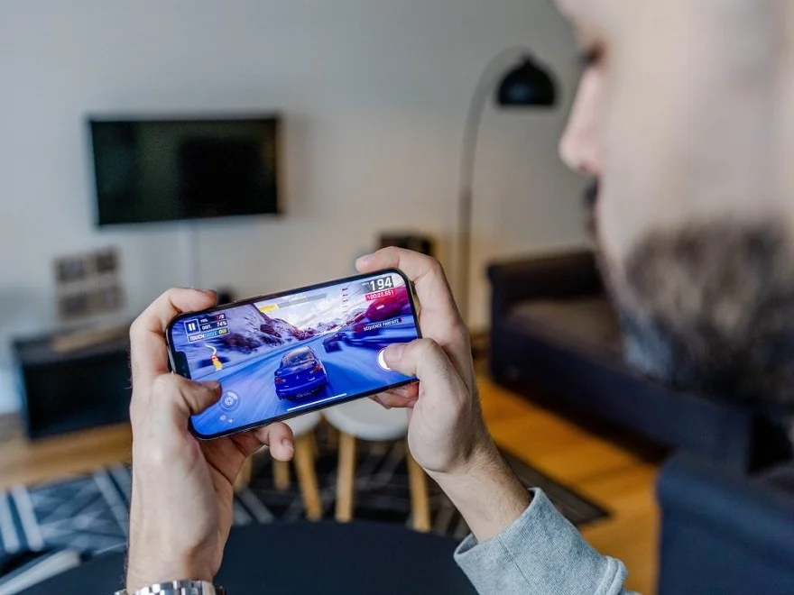 So sánh pin iPhone 11 Pro Max và iPhone 12 Pro Max