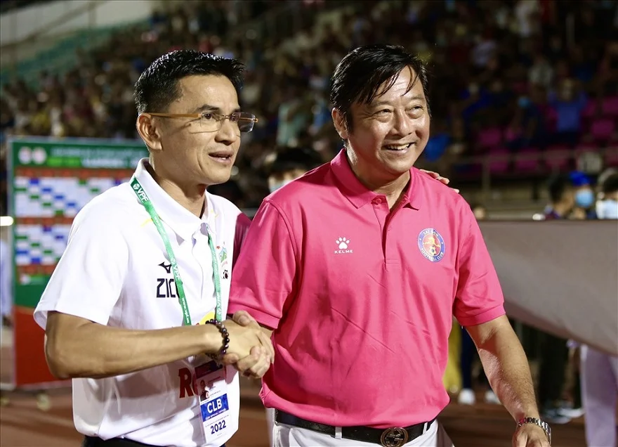 HLV Huỳnh Đức trên tay iPhone 15 Pro Max 256GB