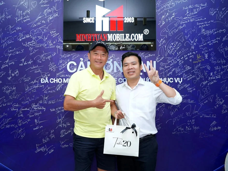 HLV Huỳnh Đức trên tay iPhone 15 Pro Max 256GB