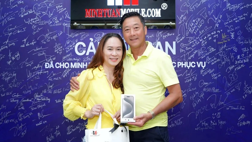 HLV Huỳnh Đức trên tay iPhone 15 Pro Max 256GB