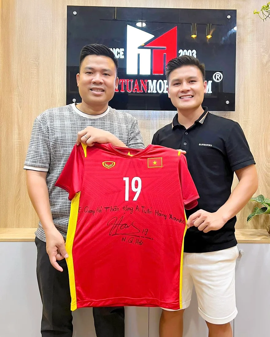 Quang Hải tậu iPhone 15 Pro Max Minh Tuấn Mobile