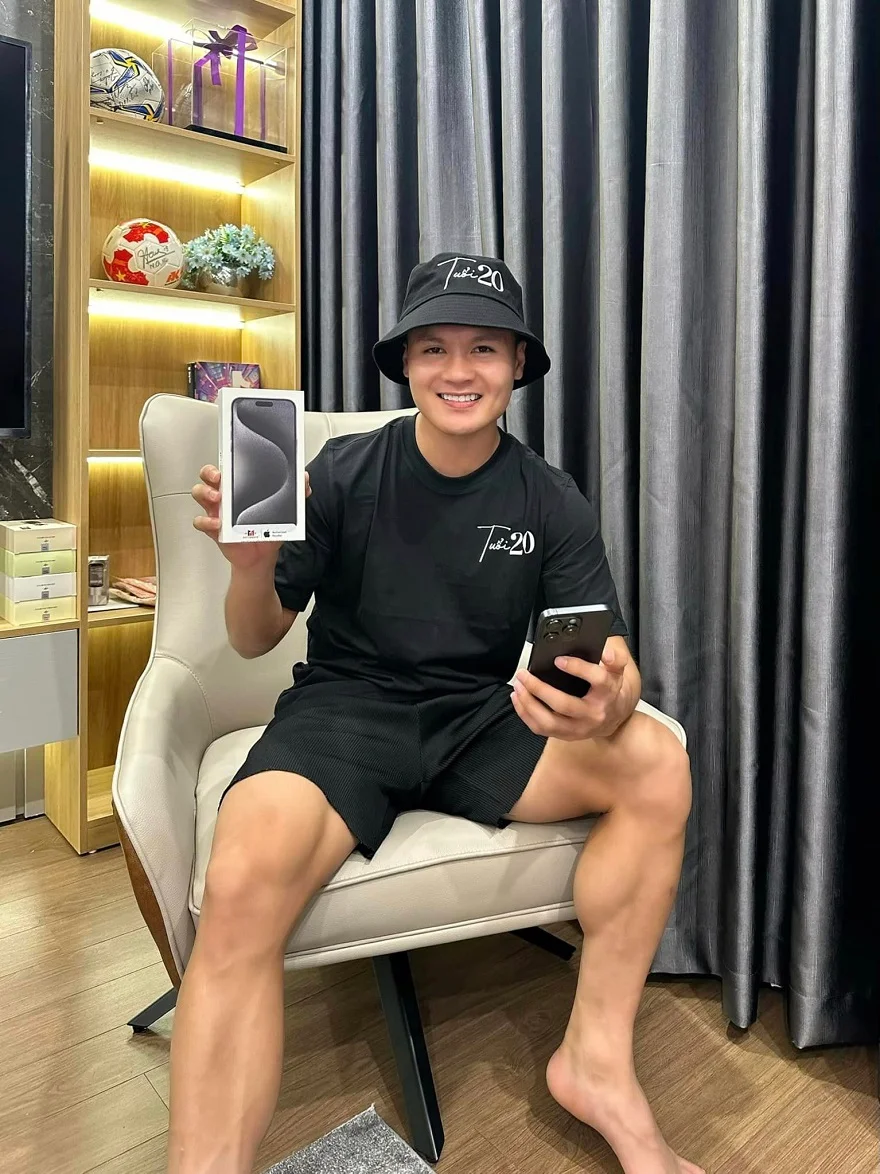 Quang Hải tậu iPhone 15 Pro Max Minh Tuấn Mobile