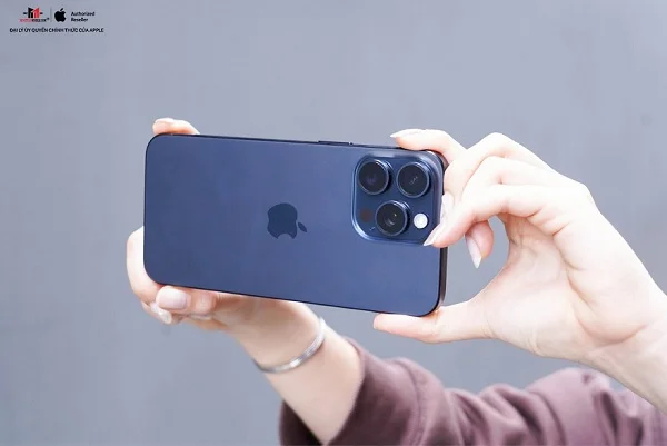 iPhone 15 Pro Max Selfie