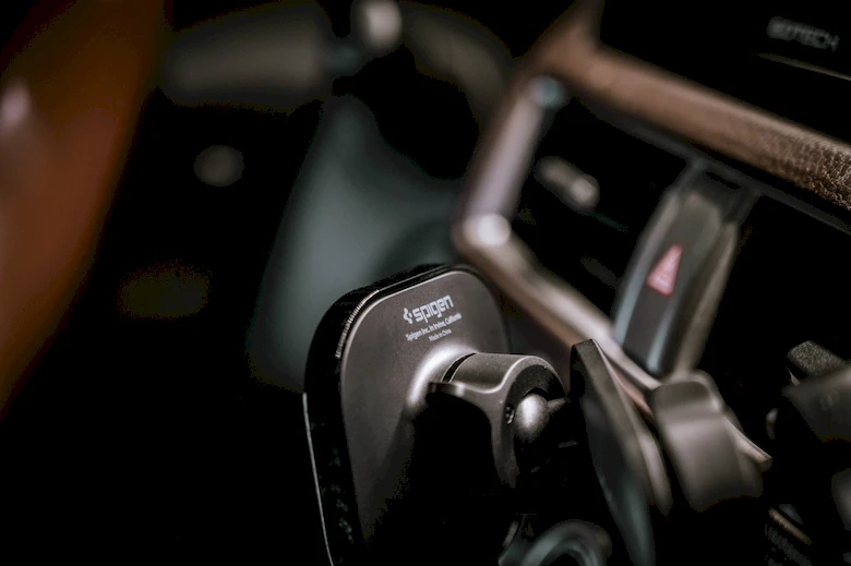 Đế sạc Magsafe xe hơi Spigen OneTap Pro Air Vent (MagFit)