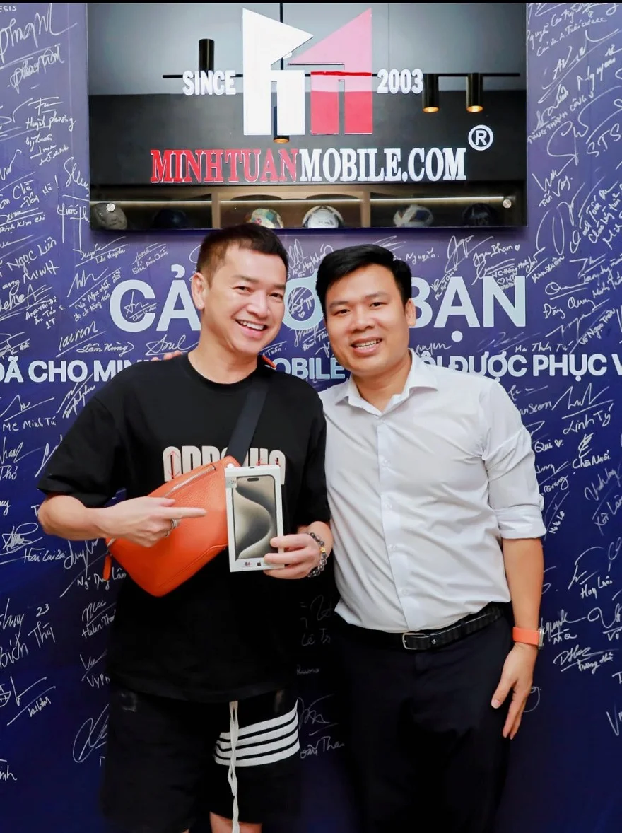 iPhone 15 Pro Max diễn viên Quang Minh