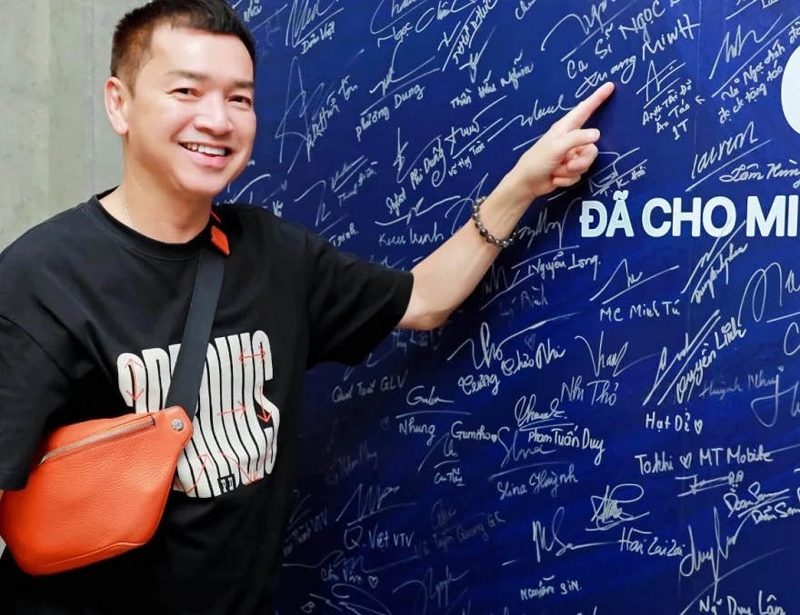 iPhone 15 Pro Max diễn viên Quang Minh