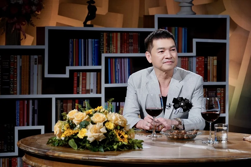 iPhone 15 Pro Max diễn viên Quang Minh