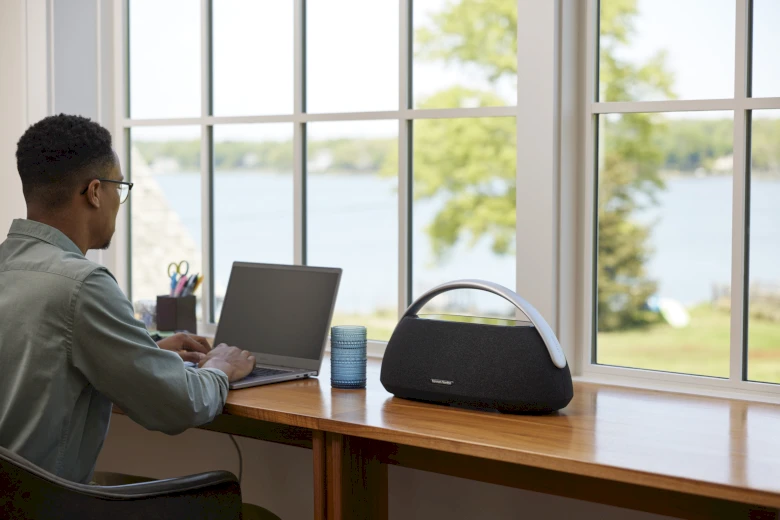 Công suất 160W cung cấp âm thanh mạnh mẽ và sống động