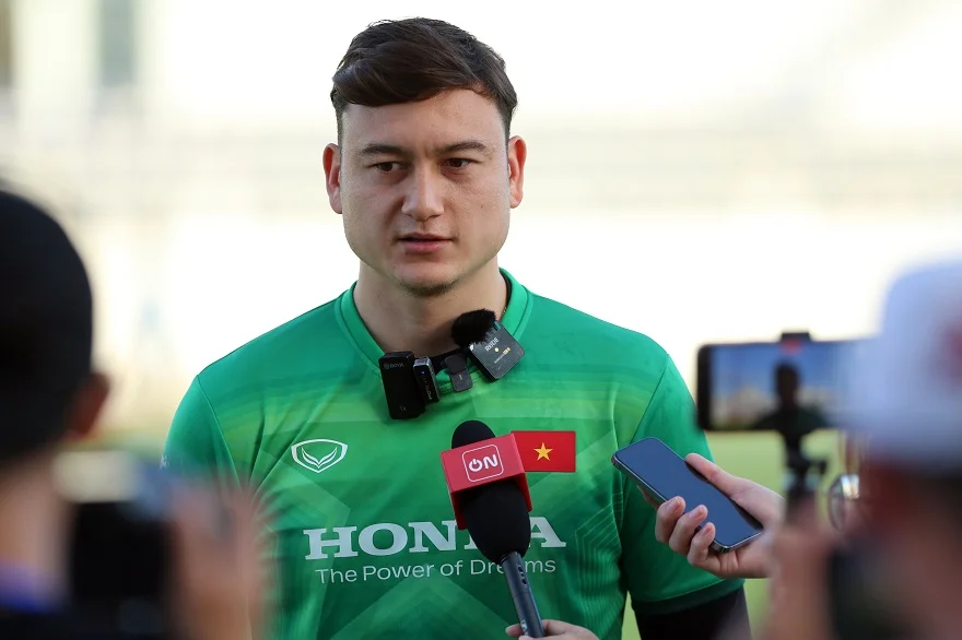 Cầu thủ Đặng Văn Lâm trên tay iPhone 15 Pro Max tại Minh Tuấn Mobile