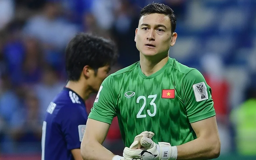 Cầu thủ Đặng Văn Lâm trên tay iPhone 15 Pro Max tại Minh Tuấn Mobile