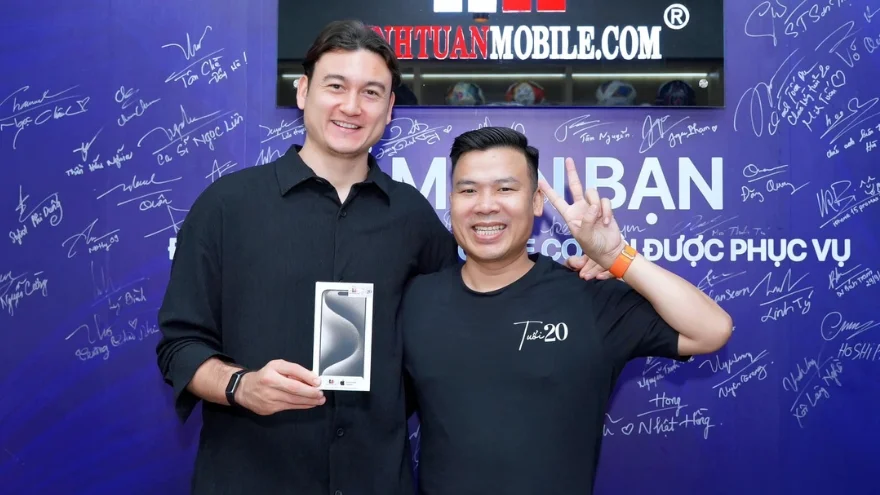 Cầu thủ Đặng Văn Lâm trên tay iPhone 15 Pro Max tại Minh Tuấn Mobile