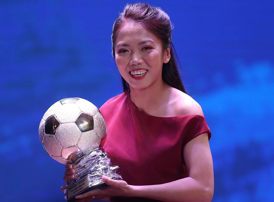 Cầu thủ Huỳnh Như trên tay iPhone 15 Pro Max tại Minh Tuấn Mobile