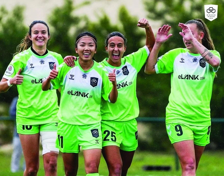 Cầu thủ Huỳnh Như trên tay iPhone 15 Pro Max tại Minh Tuấn Mobile