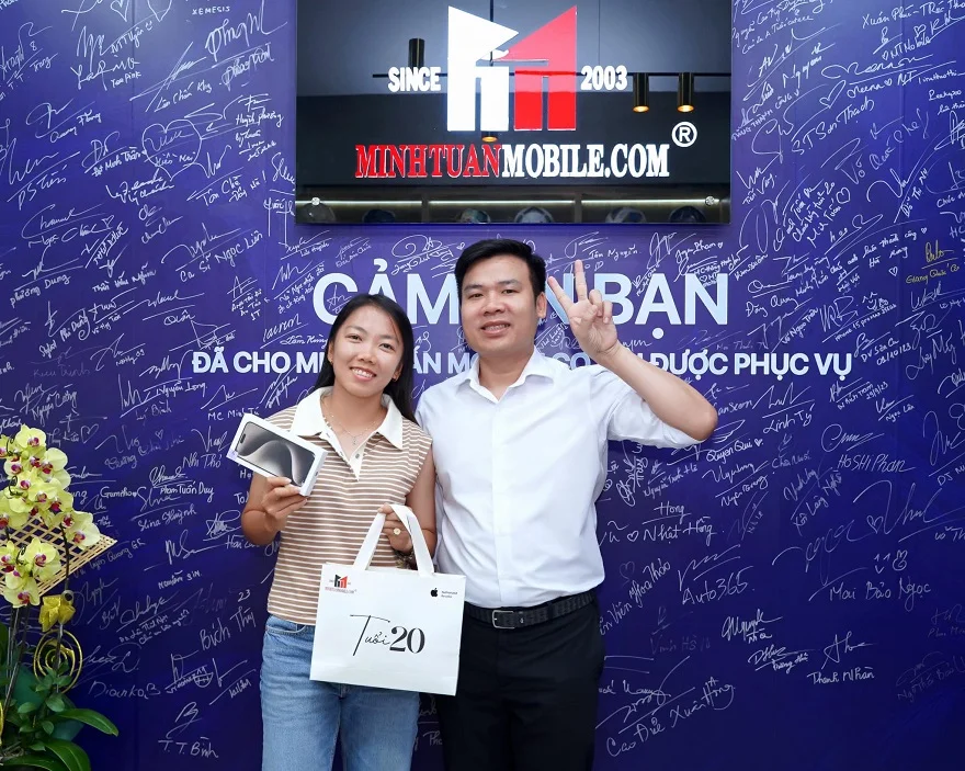 Cầu thủ Huỳnh Như trên tay iPhone 15 Pro Max tại Minh Tuấn Mobile