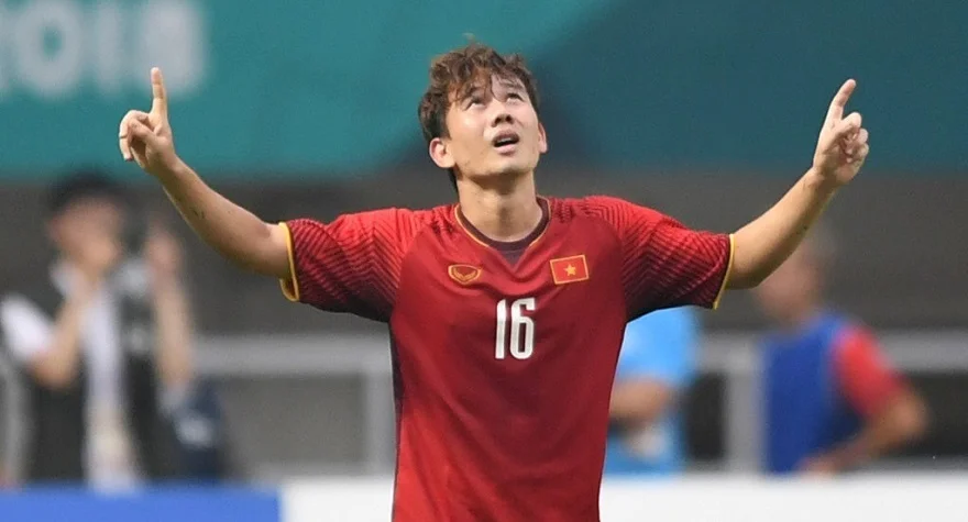 Cầu thủ Minh Vương trên tay iPhone 15 Pro Max