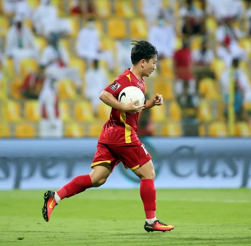 Cầu thủ Minh Vương trên tay iPhone 15 Pro Max