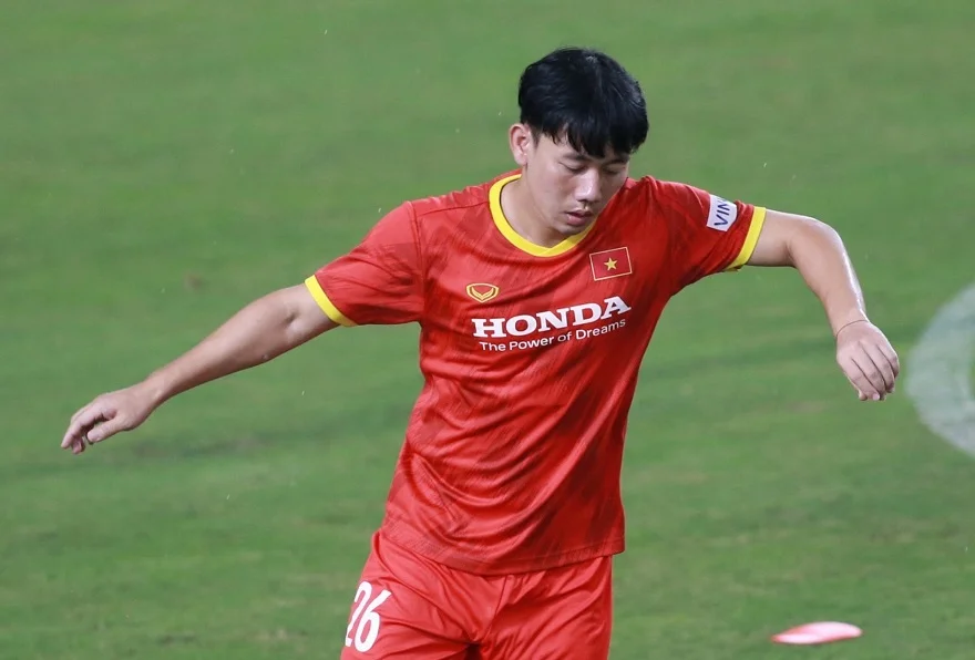 Cầu thủ Minh Vương trên tay iPhone 15 Pro Max