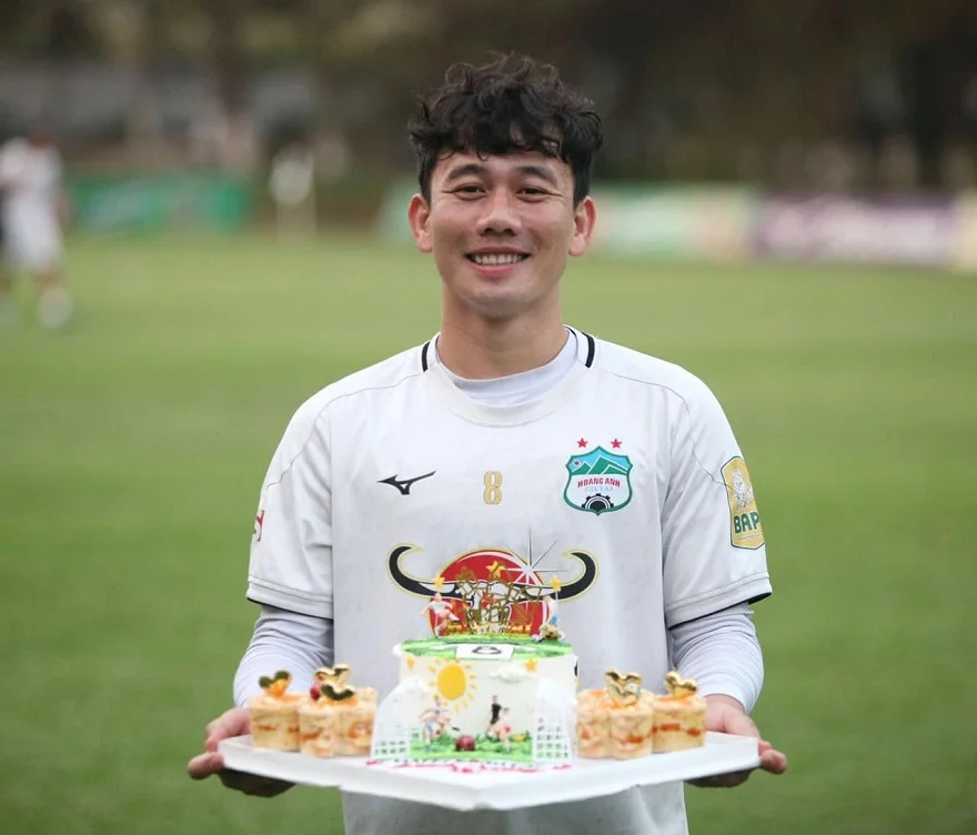 Cầu thủ Minh Vương trên tay iPhone 15 Pro Max