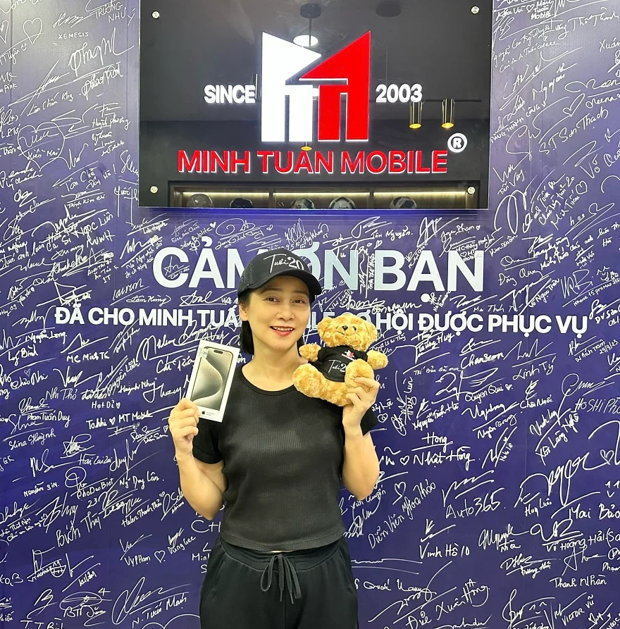 Diễn viên Tuyết Thu iPhone 15 Pro Max Titan