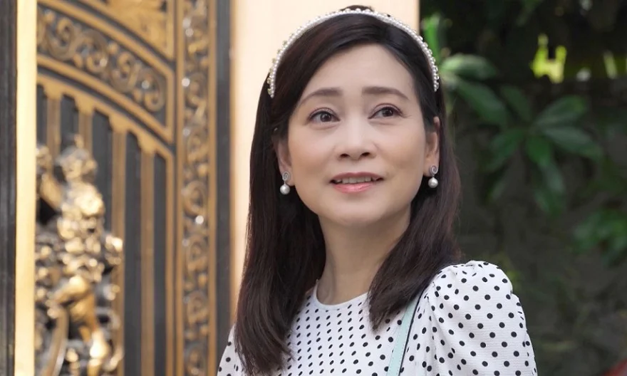 Diễn viên Tuyết Thu iPhone 15 Pro Max Titan