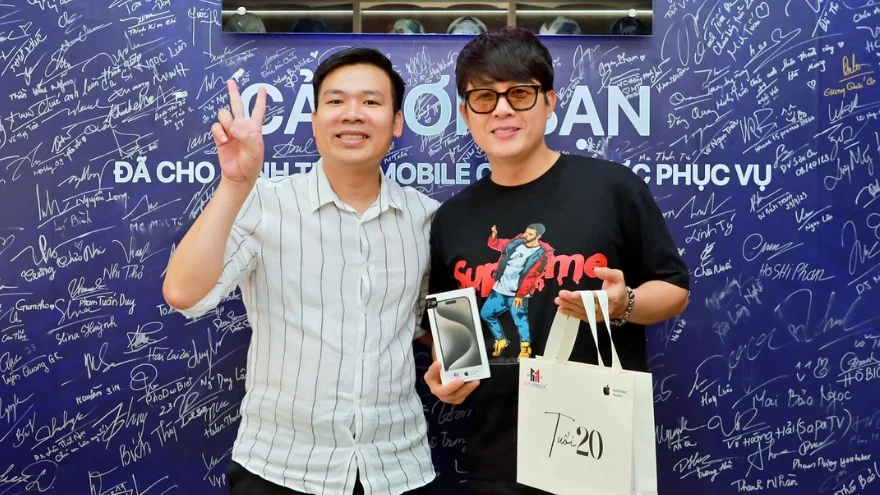 Hòa Hiệp trên tay iPhone 15 Pro Max