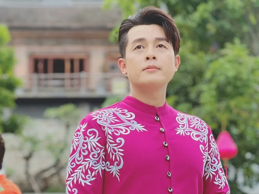 Hòa Hiệp trên tay iPhone 15 Pro Max