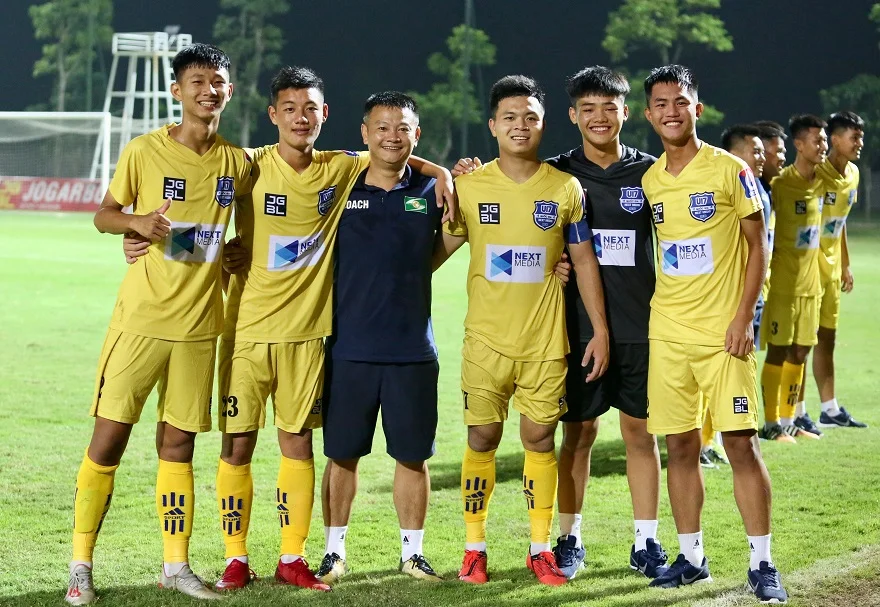 Huấn luyện viên Văn Quyến trên tay iPhone 15 Pro Max