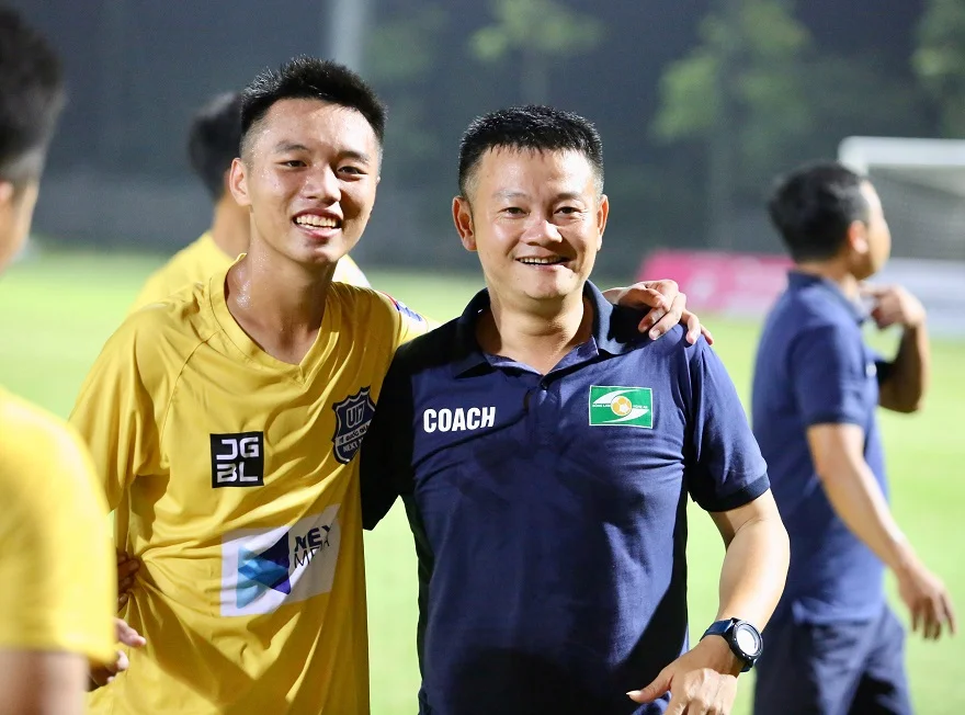 Huấn luyện viên Văn Quyến trên tay iPhone 15 Pro Max