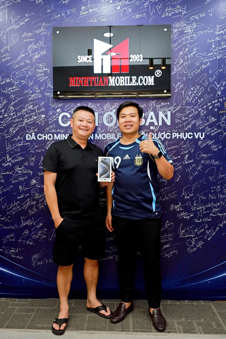 Huấn luyện viên Văn Quyến trên tay iPhone 15 Pro Max