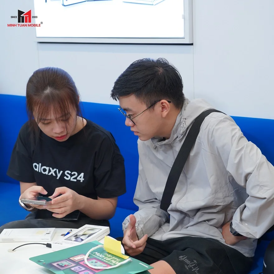 Khách hàng Galaxy S24 Series tại Minh Tuấn Mobile