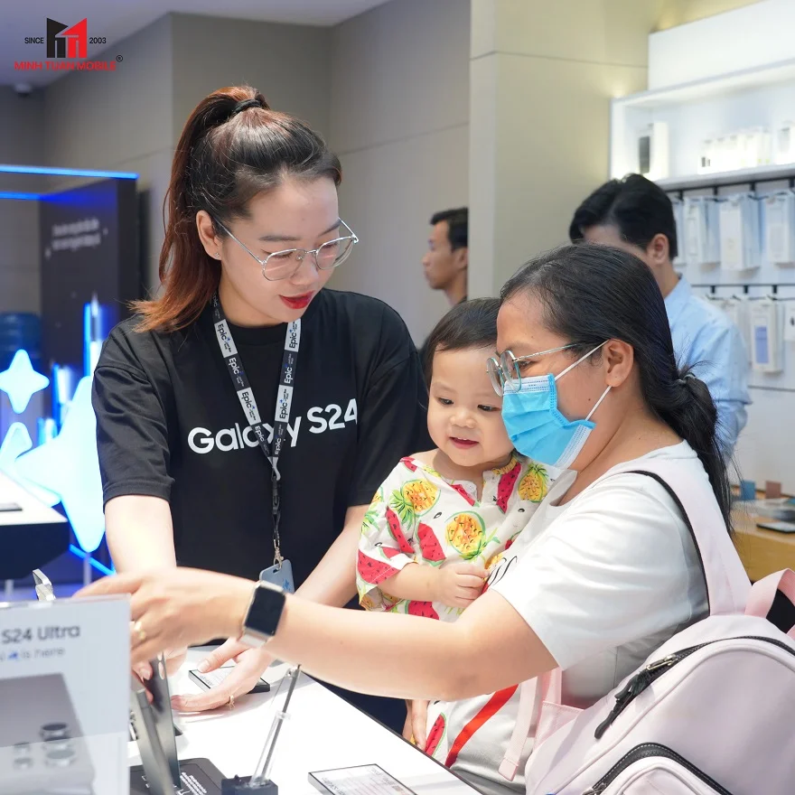 Khách hàng Galaxy S24 Series tại Minh Tuấn Mobile