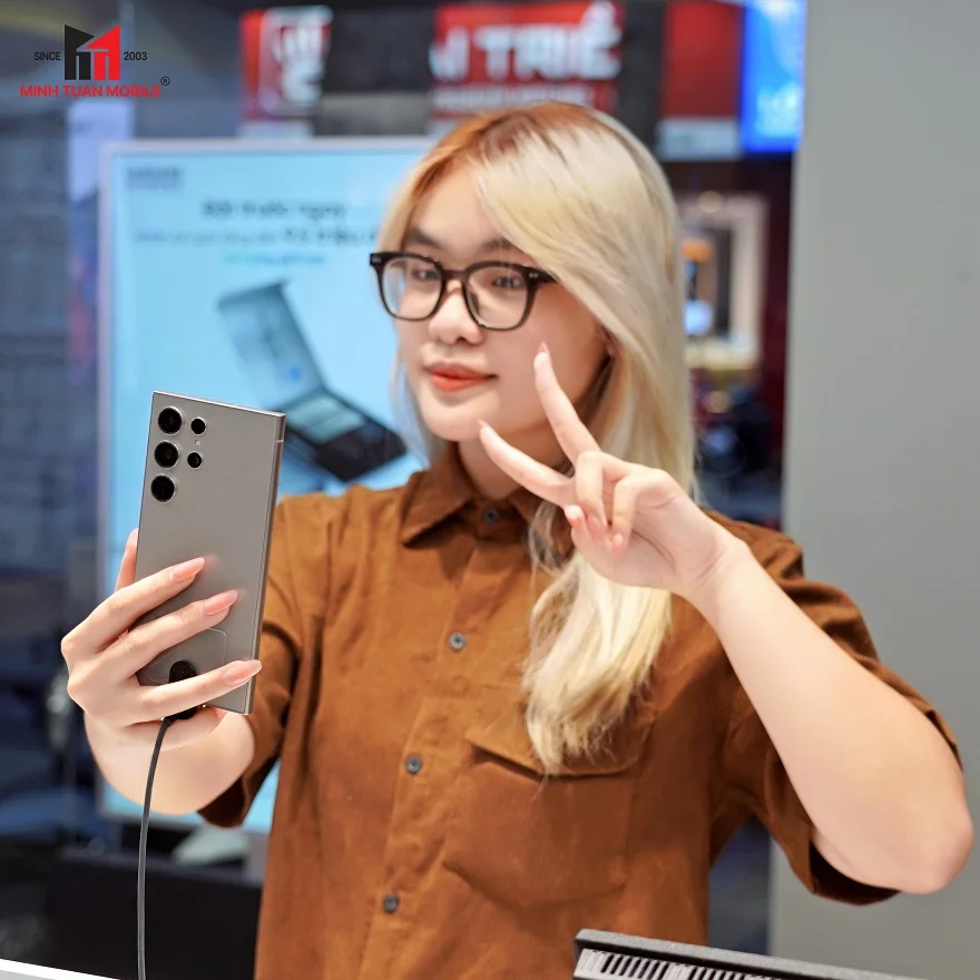 Khách hàng Galaxy S24 Series tại Minh Tuấn Mobile