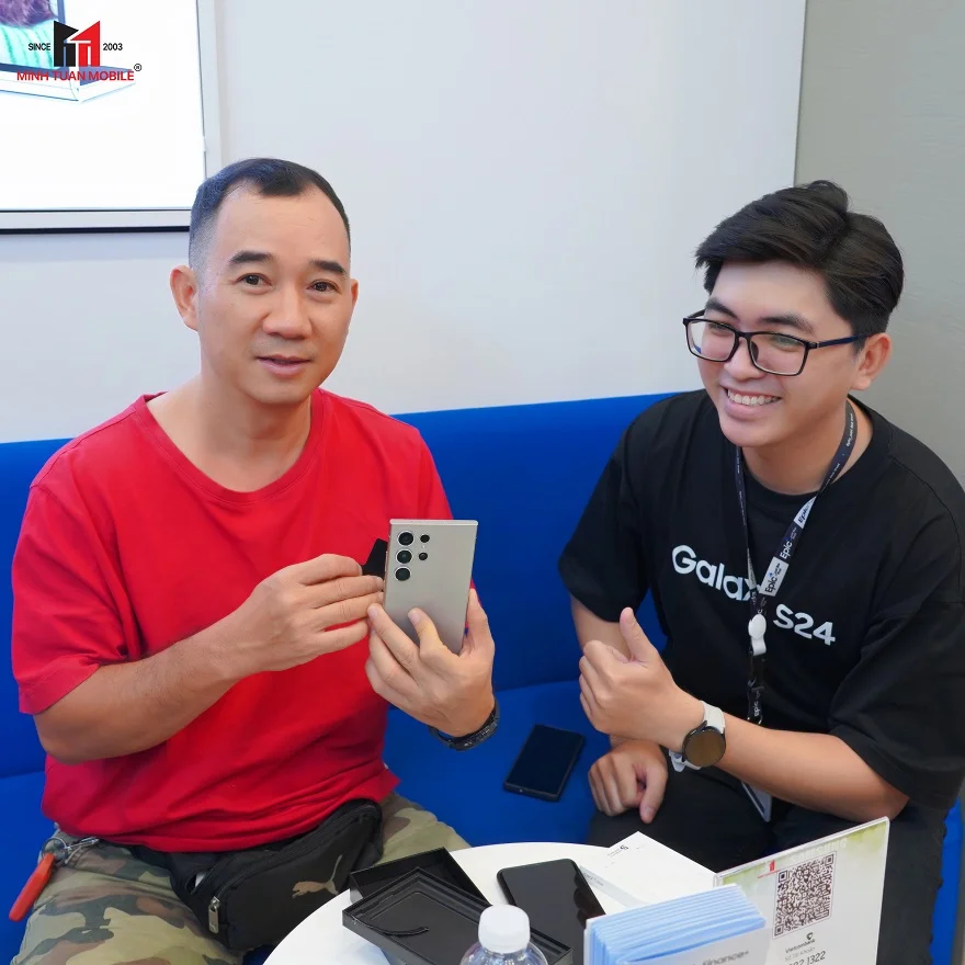 Khách hàng Galaxy S24 Series tại Minh Tuấn Mobile