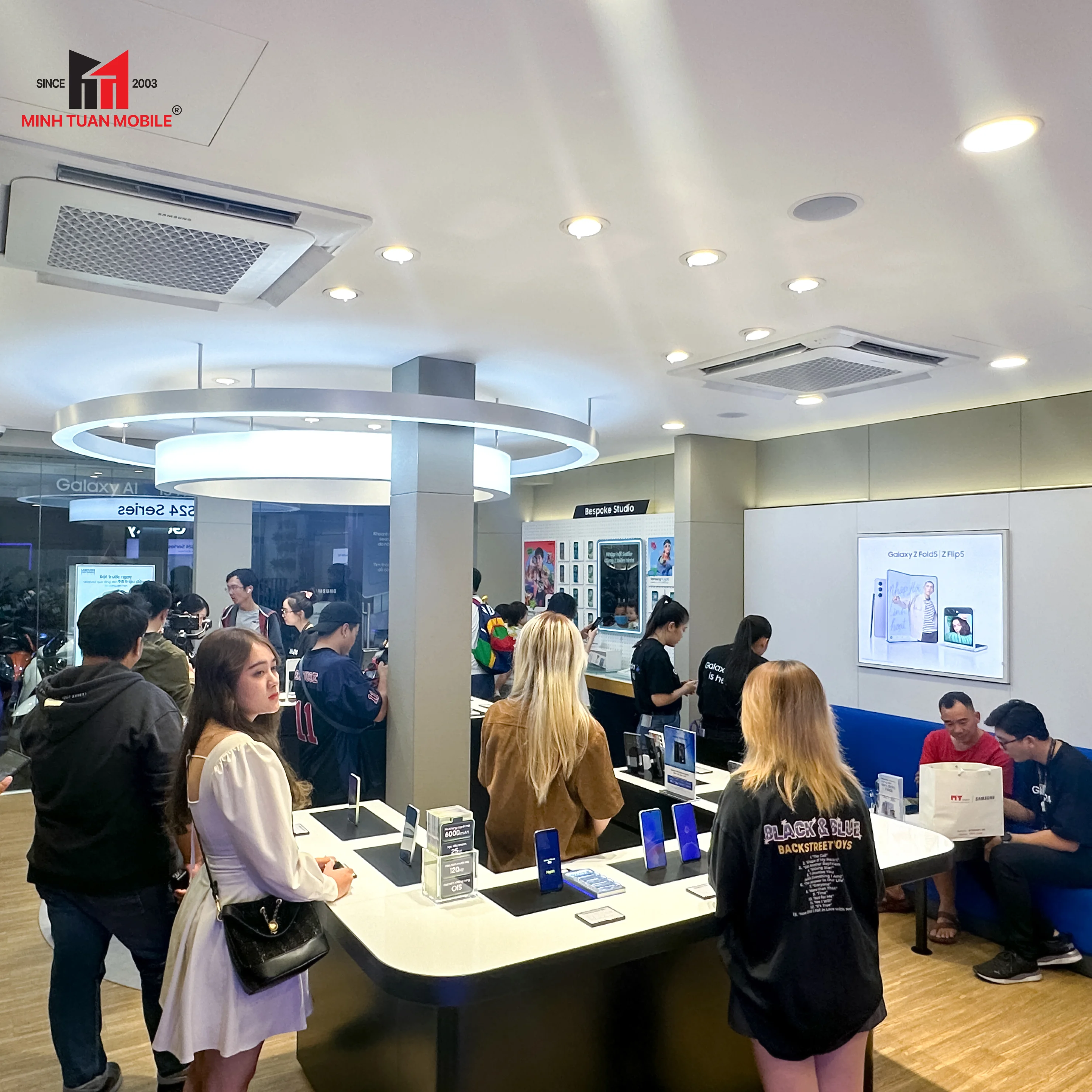 Sôi động ngày mở bán Galaxy S24 Series tại Minh Tuấn Mobile