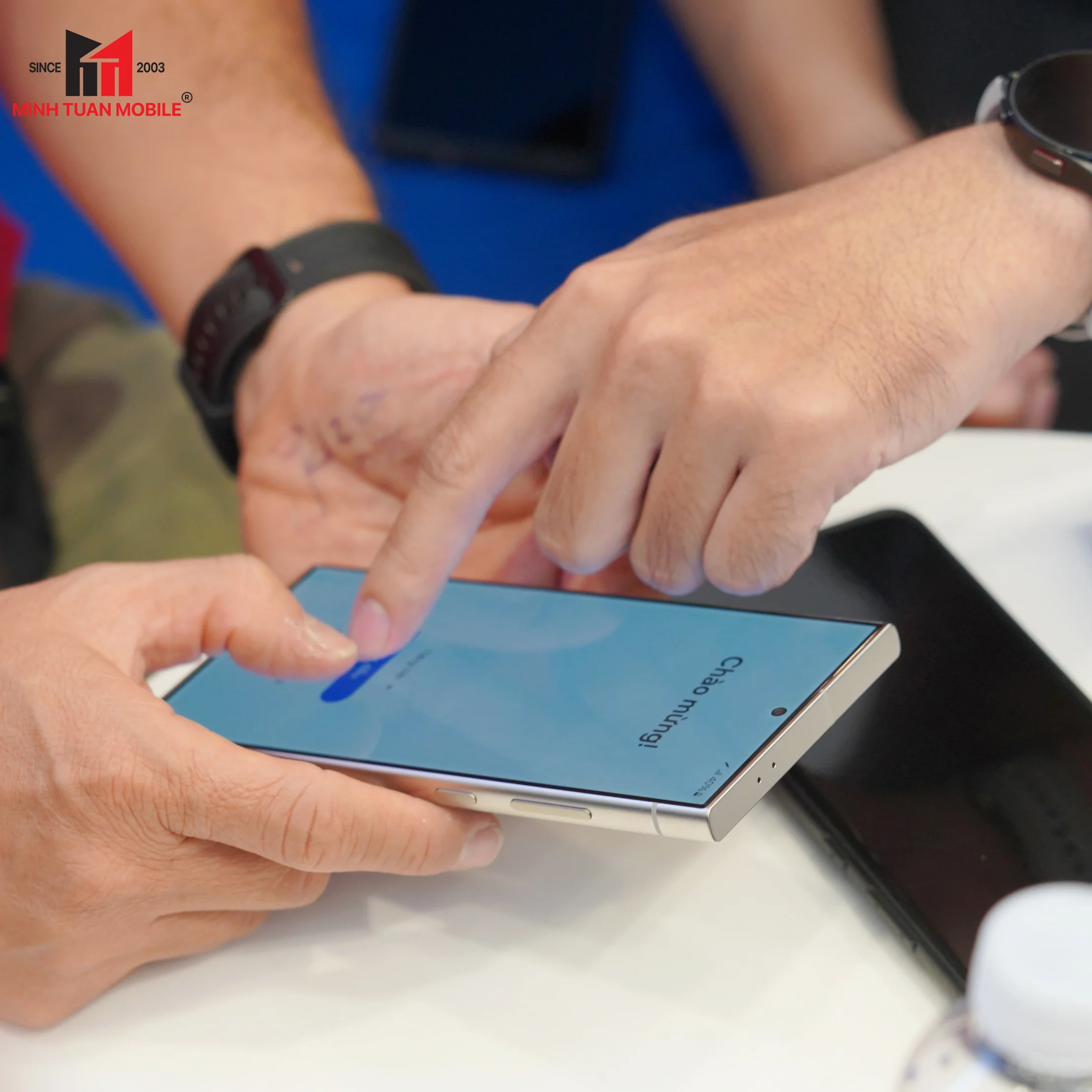 Sôi động ngày mở bán Galaxy S24 Series tại Minh Tuấn Mobile